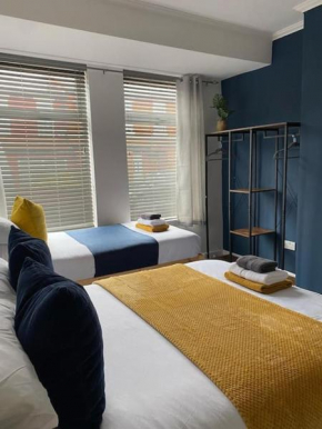 WHOLE House - Fast WIFI & FREE Parking - Contractor Friendly by IRWELL STAYS